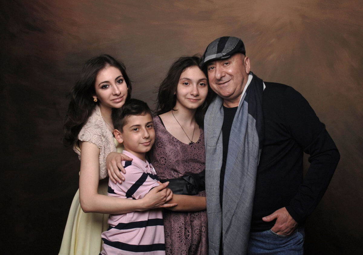 Мамед Алиев с семьей