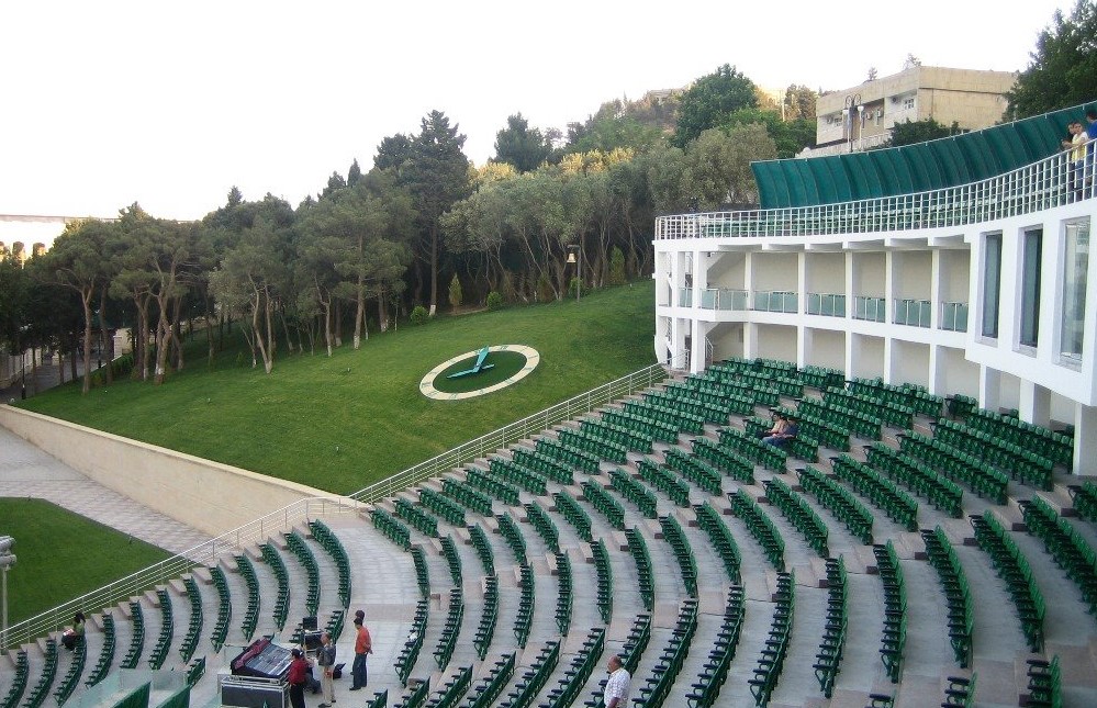 Фото зеленого театра в парке горького